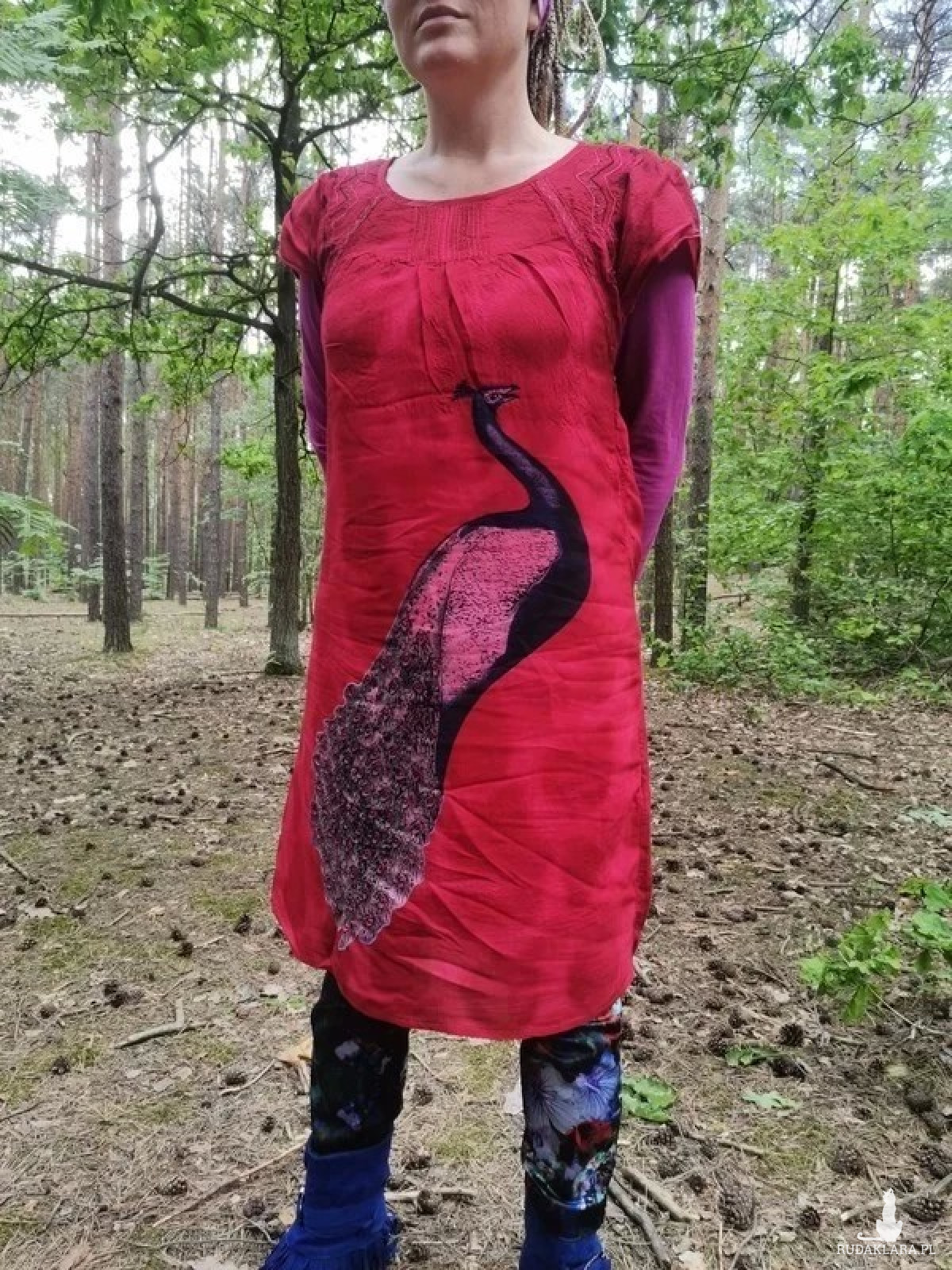 Czerwona sukienka z pawiem